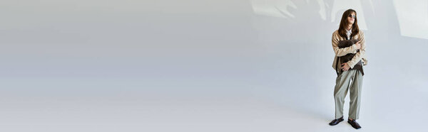 Модный молодой человек стоит с самообладанием внутри, демонстрируя свое уникальное чувство стиля.