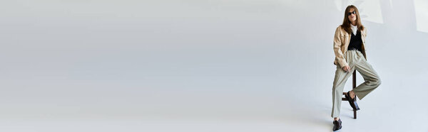 Модный молодой человек сочетает современный стиль с непринужденной уверенностью в шикарной обстановке.