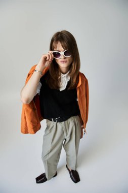 Şık bir birey, kendine güveni yüksek bir şekilde poz verir. Benzersiz bir moda anlayışı vardır..