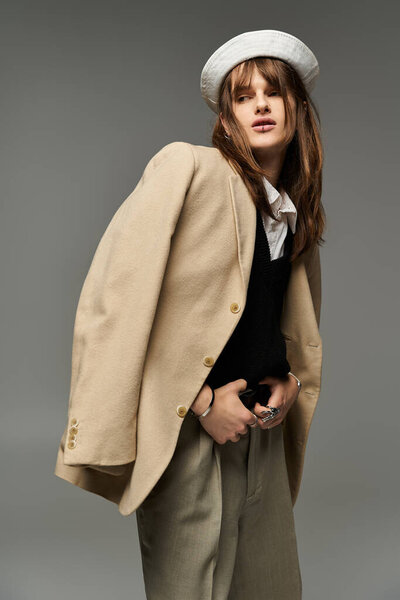 Молодой человек излучает стиль и уверенность в своей модной одежде, позируя с чутьем.