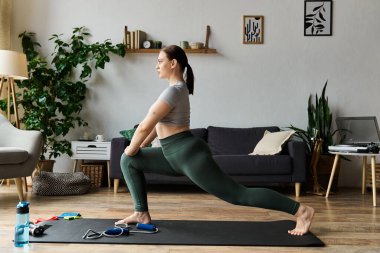 Sportif genç bir kadın aktif olarak spor yapıyor, tutku ve enerjiyle ev antrenmanına odaklanıyor..