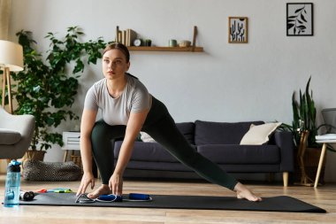 Sportif bir kadın evinde enerjik bir şekilde uzanıyor, rahat bir ortamda sağlıklı bir yaşam tarzını kucaklıyor..