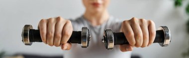 Kendini işine adamış genç bir kadın aktif yaşam tarzını ve fitness hedeflerini sergileyerek ev çalışmasına başlıyor..