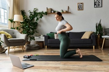 Genç bir kadın spor yaparken spor yaparken spor yapıyor, spor yapmaya odaklanıyor..