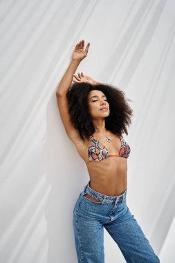 Güzel genç bir kadın moda anlayışını sergilerken kendine güveni ve duruşuyla.