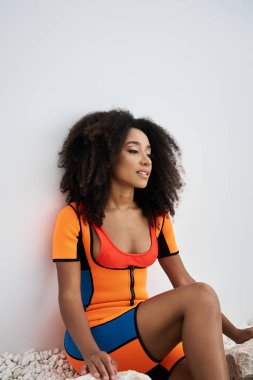 Zarif, Afro-Amerikan bir kadın renkli kıyafetiyle özgüven ve zarafet yayıyor..