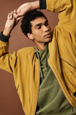 Genç bir adam canlı bir sonbahar kıyafeti giyer..