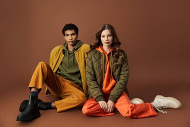 Şık bir çift, rahat sonbahar kıyafetleri içinde, sıcacık ve modaya uygun pozlar verirler..