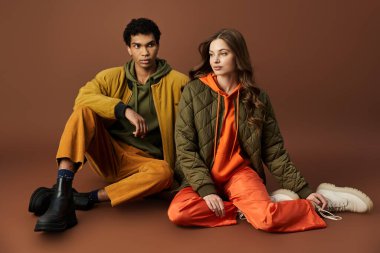 Moda çifti, sonbahar tarzında moda renkler ve kapalı mekanlarda rahat tasarımlar sergiliyor.