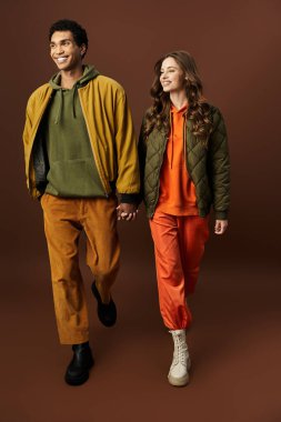 Moda ikilisi hareketli düşüşlerini göstererek, sakin bir yürüyüşün tadını çıkarıyor..