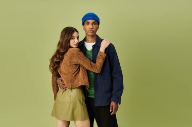 Şık bir çift, birbirlerine eşlik ederken sonbahar modasını sergiliyor..