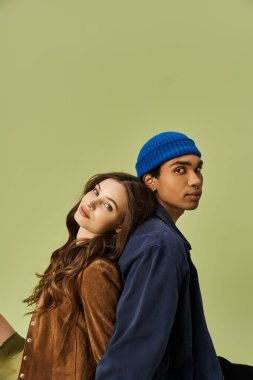 Parlak sonbahar kıyafetleri içinde şık bir çift birbirlerine yaslanıyor, tarz ve sıcaklık saçıyorlar..