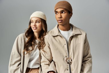 Şık bir çift, sonbahar boyunca canlı sonbahar kıyafetleri sergiliyor, sıcaklık ve bağlantı yayıyor..