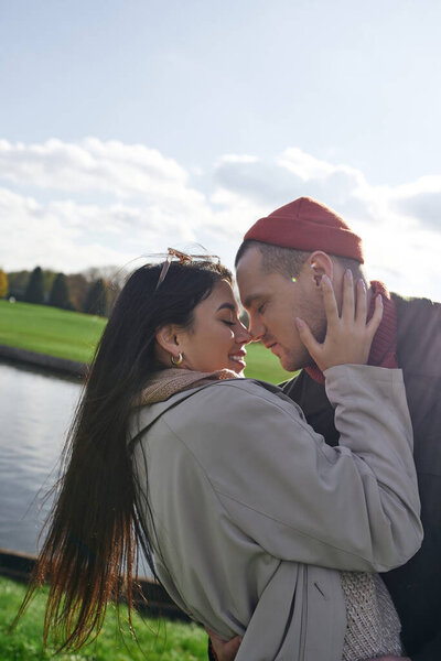 Любящая пара разделяет интимный момент, окруженный осенью яркие цвета и спокойствие.