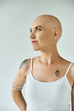 Alopecia hastası genç bir kadın eşsiz güzelliğini sergiliyor, kendine güveni ve gücü kucaklıyor..