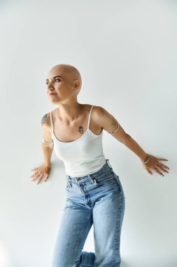 Alopecia hastası genç bir kadın eşsiz güzelliğini basit ve modern bir ortamda sergiliyor..