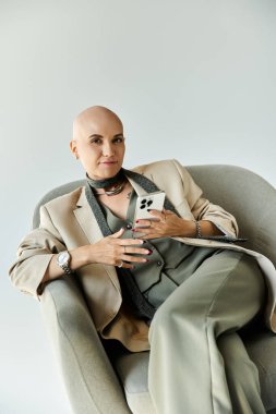 Alopecia 'lı genç kel bir kadın kendine güvenerek zarif bir elbiseyle poz veriyor ve gücünü gösteriyor..