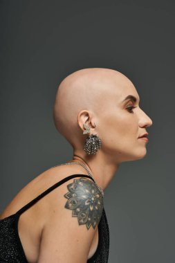 Alopecia hastası genç bir kadın eşsiz güzelliğini kucaklıyor, dövmelerini ve tarzını ön plana çıkarıyor..