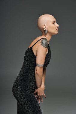 Bu çarpıcı portre, kendine güveni tam genç bir kadının güzelliğini gözler önüne seriyor..