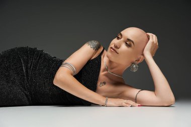 Kendine güveni olan genç bir kadın zarif bir şekilde uzanır ve eşsiz güzelliğini sergiler..