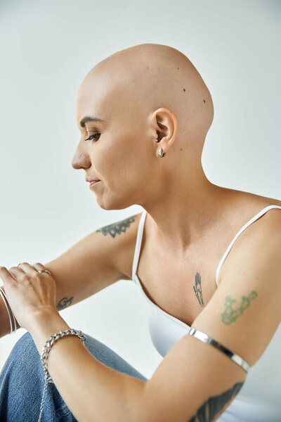 Молодая женщина демонстрирует свою неповторимую красоту, уверенно сидя и изящно размышляя.