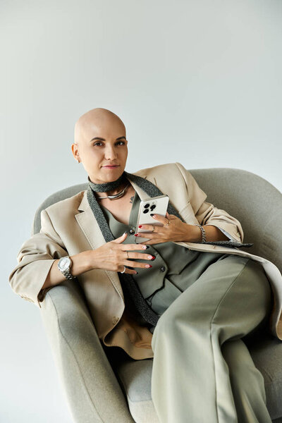 Молодая лысая женщина с облысением уверенно позирует в элегантном наряде, демонстрируя свою силу..