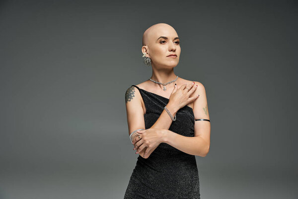 Эта молодая женщина с алопецией излучает уверенность, когда она изящно позирует, украшенная украшениями.