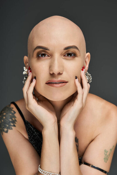 Молодая лысая женщина подчеркивает свою силу и изящество, завораживая внимание зрителей.