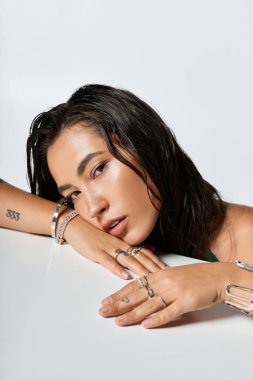 Genç bir kadın zarafetini şık kıyafetler ve büyüleyici aksesuarlarla sergiliyor..