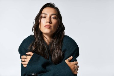 Sofistike bir tarzı olan genç bir kadın giyinirken kendine güvenir..