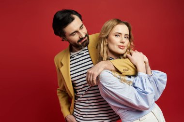 Şık, orta yaşlı bir çift zarif bir şekilde giyinirken neşeli bir kimya sergiler..