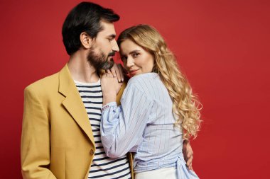 Orta yaşlı bir çift, parlak renklerle yaratıcılık dolu bir ortamda samimi bir anı paylaşıyor..