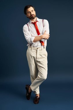 İyi giyimli bir adam kollarını kavuşturup modern ortama güvenir..