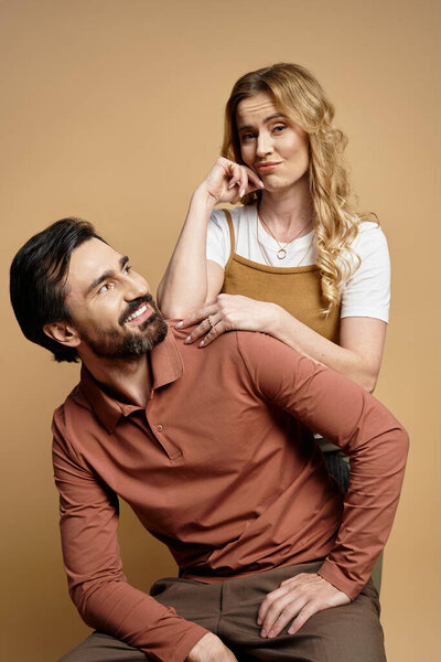 Мужчина и женщина делятся беззаботным взаимодействием, демонстрируя свою откровенную связь.