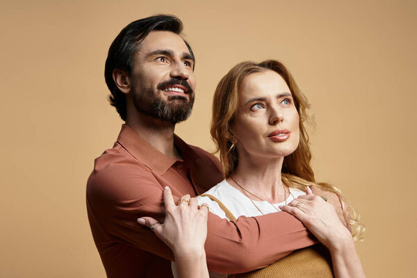 Пара разделяет момент связи с улыбками в спокойной обстановке.