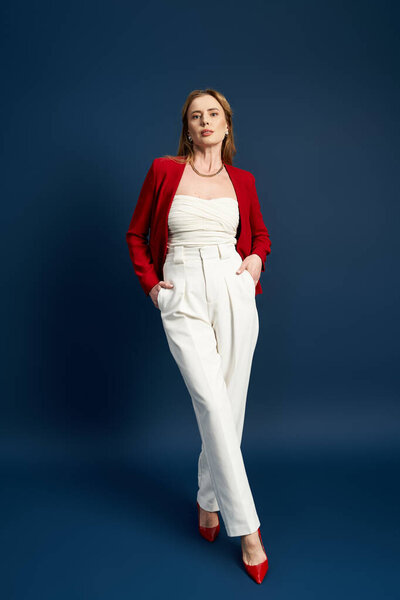 Женщина средних лет демонстрирует модный наряд с уравновешенностью и уверенностью, источая очарование.