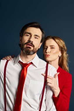 Bir çift neşeli pozlar veriyor, canlı tarzlarını ve kimyalarını rahat bir atmosferde sergiliyorlar..