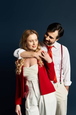 Orta yaşlı bir çift zarif giysiler içinde sıcak ve sevgi dolu bir anı paylaşıyor..