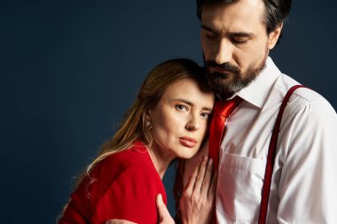 İki orta yaşlı insan, sakin bir atmosferde derin bir duygusal bağ kurarak hassas bir anı paylaşıyor..