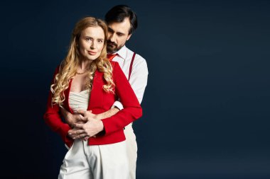 Orta yaşlı bir çift aşklarını sergiliyor, şık kıyafetler giyip, kalpten bir an yaratıyorlar..