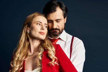 Orta yaşlı bir çift sıcak bir şekilde kucaklaşır. Tutkularını ve ilişkilerini giysileriyle aktarırlar..