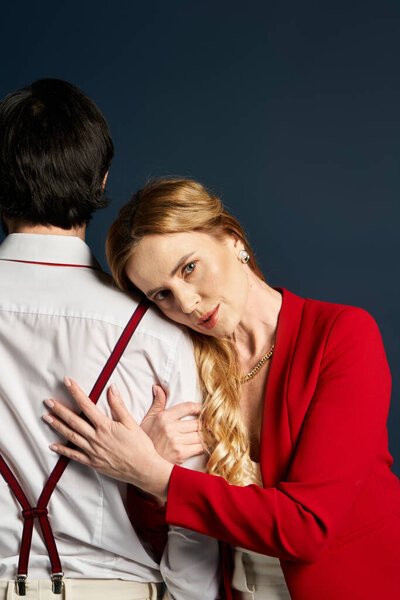 Женщина средних лет мягко прислоняется к людям спиной, показывая сердечный момент..