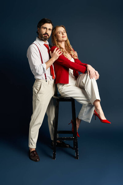 Модная пара демонстрирует элегантность и уравновешенность с яркими цветами и современным нарядом.