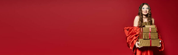 Молодая женщина улыбается от радости, держа в руках несколько элегантных подарочных коробок, украшенных лентами.