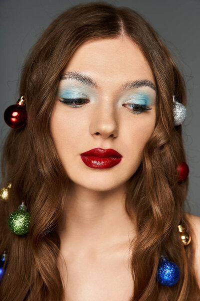 Эта потрясающая молодая женщина демонстрирует красочные украшения в ее волосах, источая праздничное очарование.