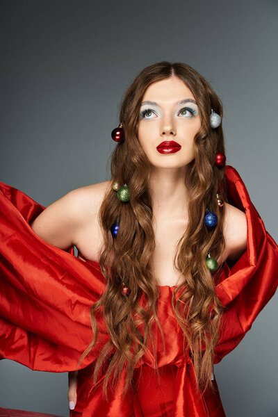 Эта красивая молодая женщина демонстрирует свой причудливый стиль с праздничными аксессуарами и струящимися волосами.