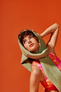 Genç kadın, eşsiz tarzını cesur bir arka plana sergilerken duygularını ifade ediyor..