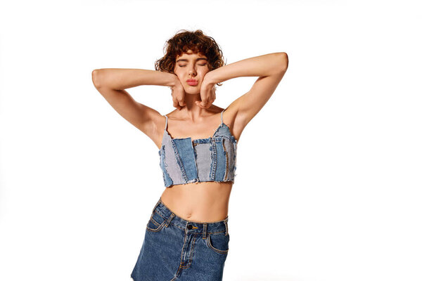 Молодая женщина демонстрирует смесь уязвимости и силы, соединяясь со своими внутренними чувствами.