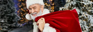 Noel Baba kışın harikalar diyarıyla çevrili kırmızı bir çuval taşıyan neşeli bir şahsiyet..