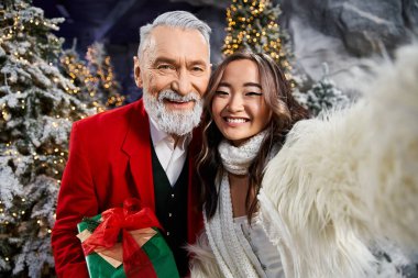 Parlak Noel ağaçları arasında parlak ışıklarla süslenmiş neşeli bir an..